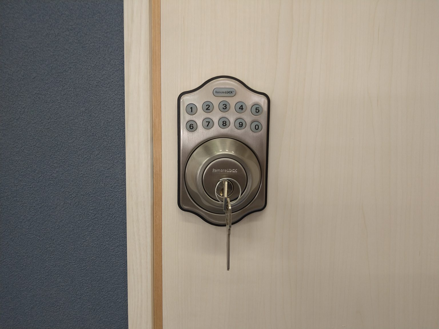 【施工例】リモートロック（Remote Lock）取付／スポーツジム・セルフ脱毛サロン ガラス扉【無人店舗】 kanai