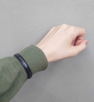 スパークノンXを手首に装着した写真