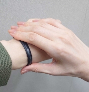 スパークノンXを手首に装着した写真2